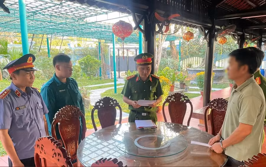 Công an Quảng Nam đọc lệnh bắt giam Bùi Ngọc Dũng về tội Trốn thuế. Ảnh: CACC