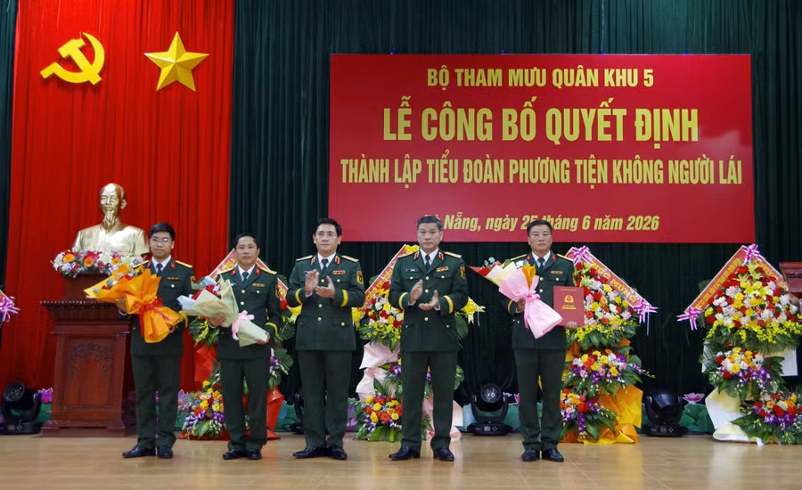 Trao quyết định thành lập Tiểu đoàn Phương tiện không người lái. 