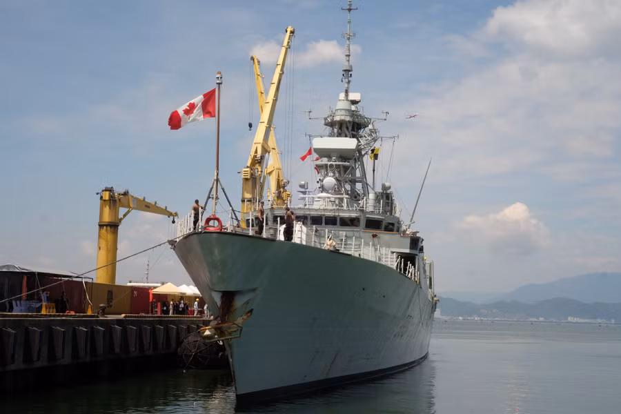 Tàu Hải quân Hoàng gia Canada (HMCS) Charlottetown.