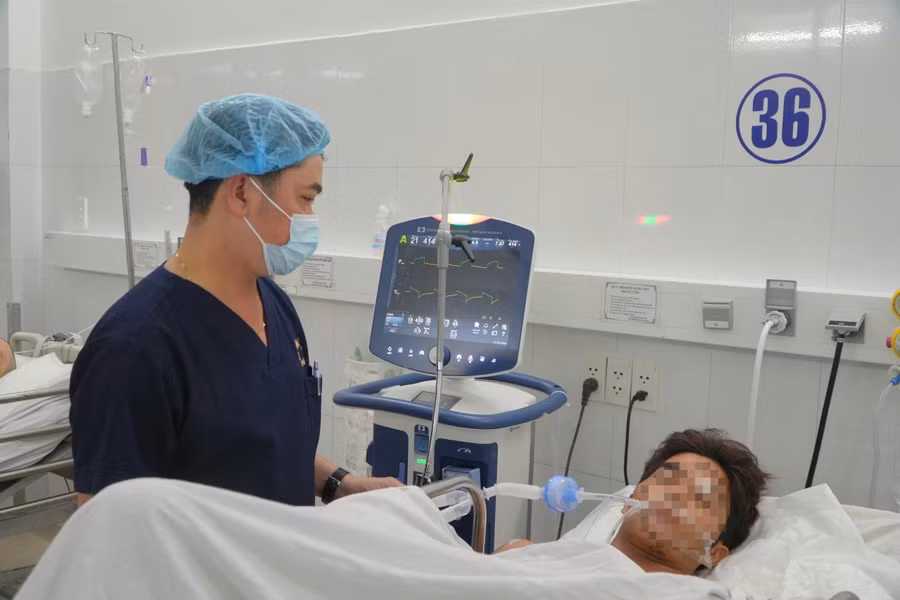 Các bác sĩ kiểm tra sức khỏe bệnh nhân sau phẫu thuật. 