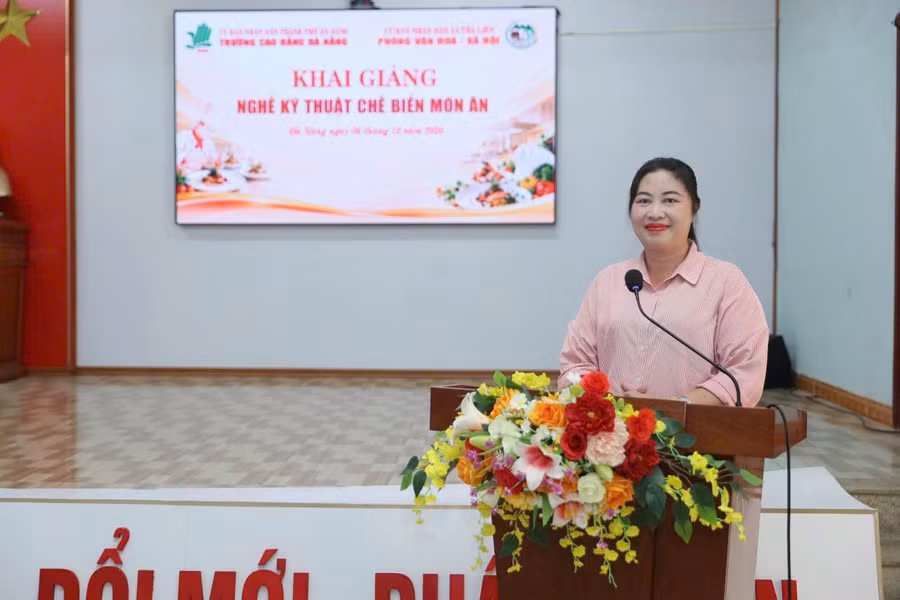 PGS.TS Vũ Thị Phương Anh, Quyền Hiệu trưởng Trường Cao đẳng Đà Nẵng phát biểu khai giảng lớp học. 2aobor3lspfays7vwhisq8txtg2kok57rqe5ukac.jpg
