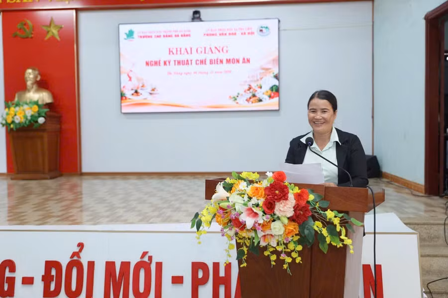 Chị Huỳnh Thị Lệ chia sẻ cảm nghĩ về lớp học nghề nấu ăn. Ảnh: Phương Anh 2aobor3lyu5ghqy3eidnfang1d4hkqy8ihkak6xw.jpg