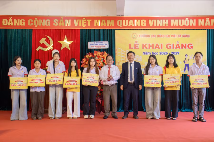 Trường Cao đẳng Đại Việt Đà Nẵng trao hàng trăm học bổng, sẵn sàng hành trình mới