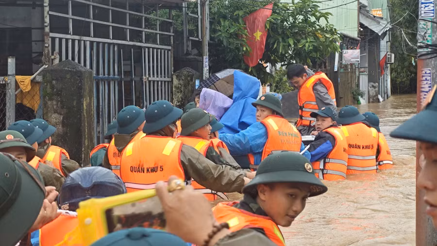 Đồn Biên phòng Hải Vân giúp Nhân dân phường Hòa Khánh di dời người, tài sản đến vị trí an toàn. 