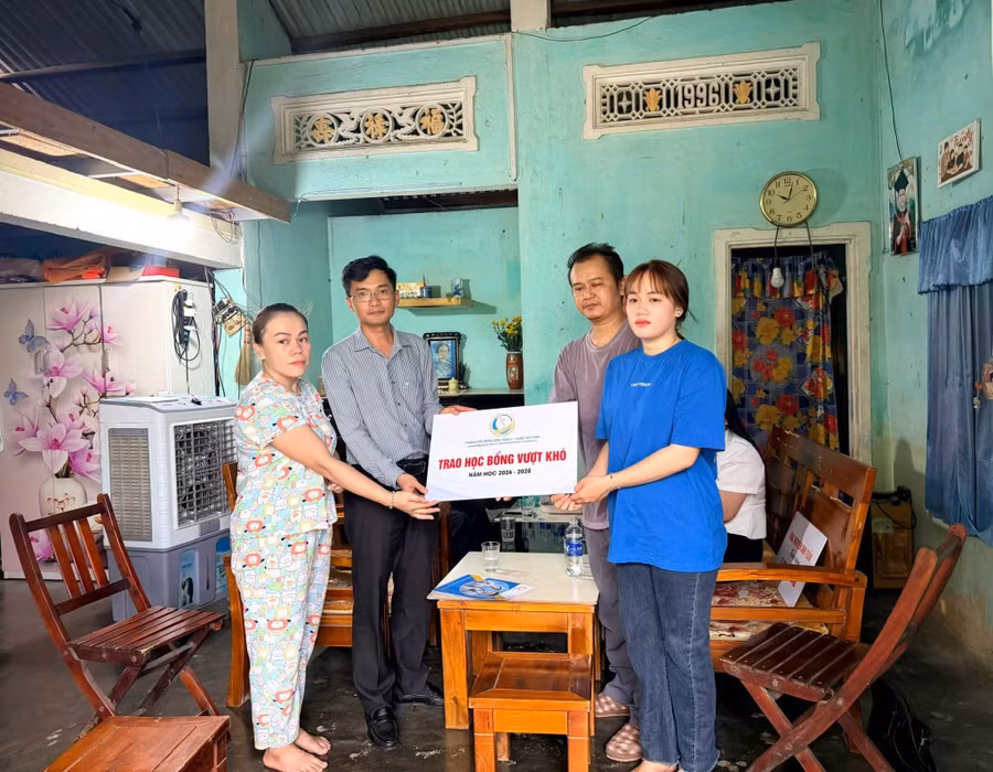 ThS Trần Thanh Trình (thứ 2, từ trái sang) – Bí thư Chi bộ Trường Cao đẳng Công nghệ Y - Dược Việt Nam trao học bổng cho sinh viên Trần Cẩm Vy (áo xanh). 