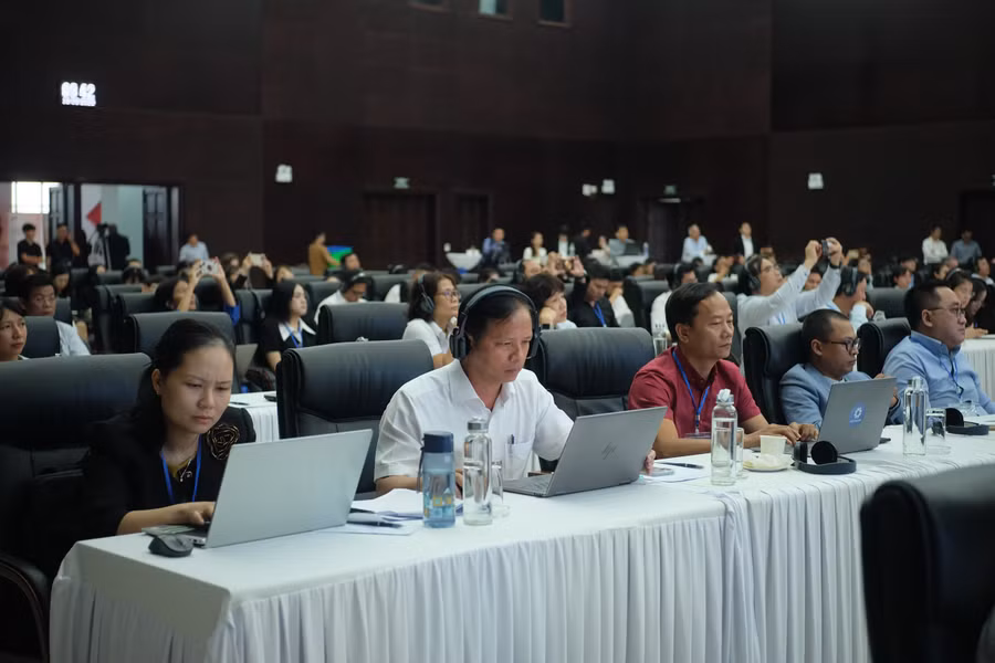 Đại diện các cơ quan quản lý, định chế tài chính quốc tế và nhà đầu tư tham dự Diễn đàn. dscf1218.jpg