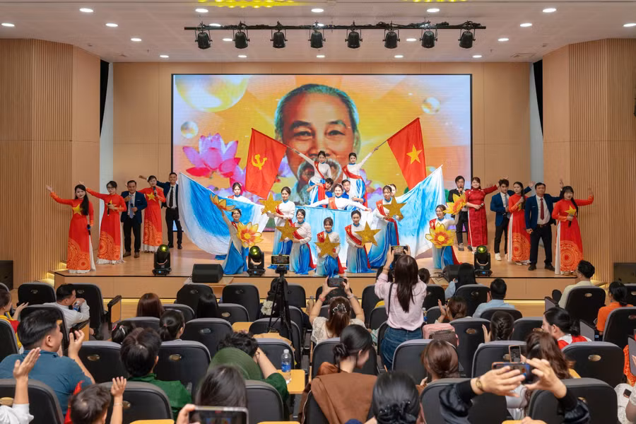 Liên khúc múa hát gồm: “Lời ru Âu Lạc”, “Bài ca Hồ Chí Minh” và “Tuổi trẻ thế hệ Bác Hồ".
