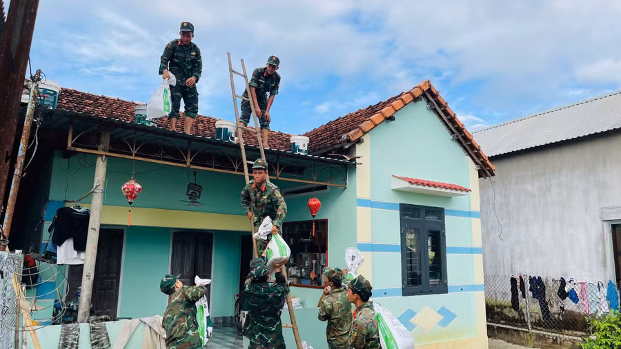 Bộ đội Quân khu 5 hỗ trợ Nhân dân chằng chống nhà cửa trước bão Kalmaegi.