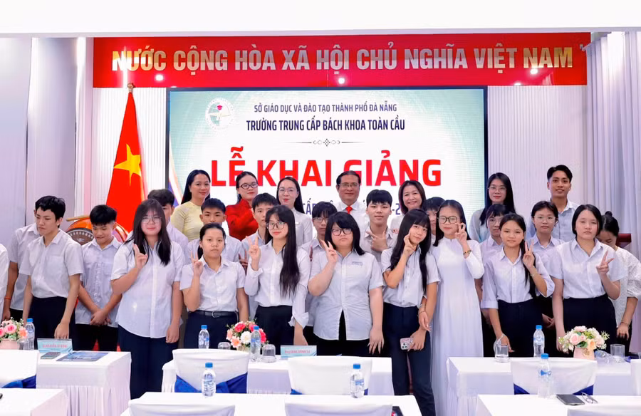 Học sinh tham dự Lễ khai giảng năm học mới. 