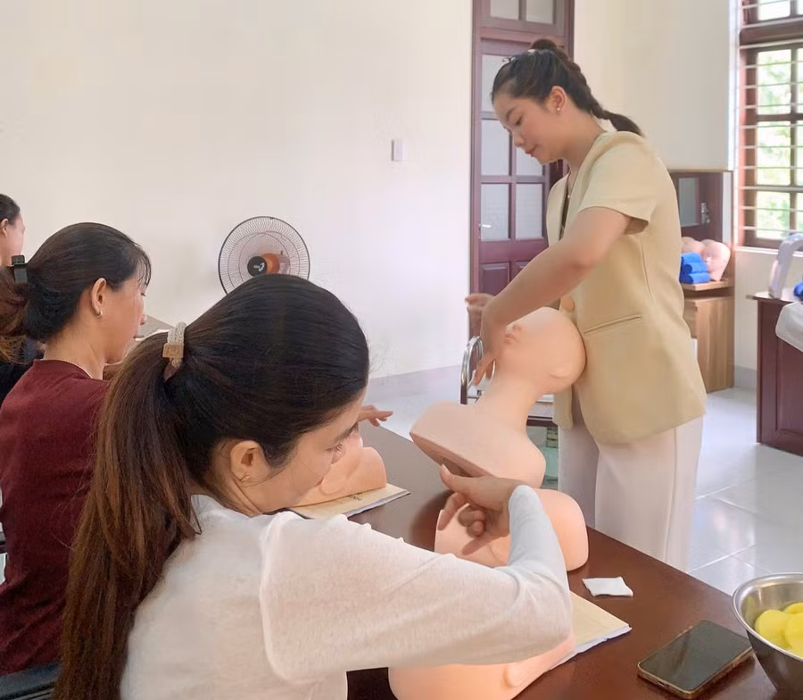 Lớp Trang điểm cơ bản và Chăm sóc da trị liệu (Spa) do Trường Trung cấp Ý Việt và Trung tâm Dịch vụ việc làm Đà Nẵng - Chi nhánh Điện Bàn tổ chức.