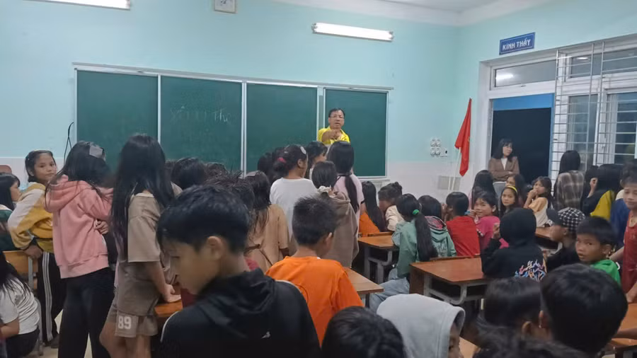 Ban Giám hiệu Trường Phổ thông dân tộc bán trú THCS Nguyễn Bỉnh Khiêm quán triệt tình hình mưa bão tới học sinh trong trường. 