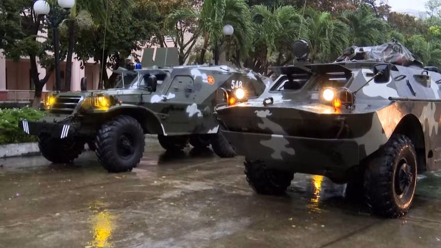 Lực lượng quân đội và xe thiết giáp sẵn sàng hỗ trợ Nhân dân ứng phó với mưa lũ. Ảnh: Quang Cường, Bộ CHQS Đà Nẵng