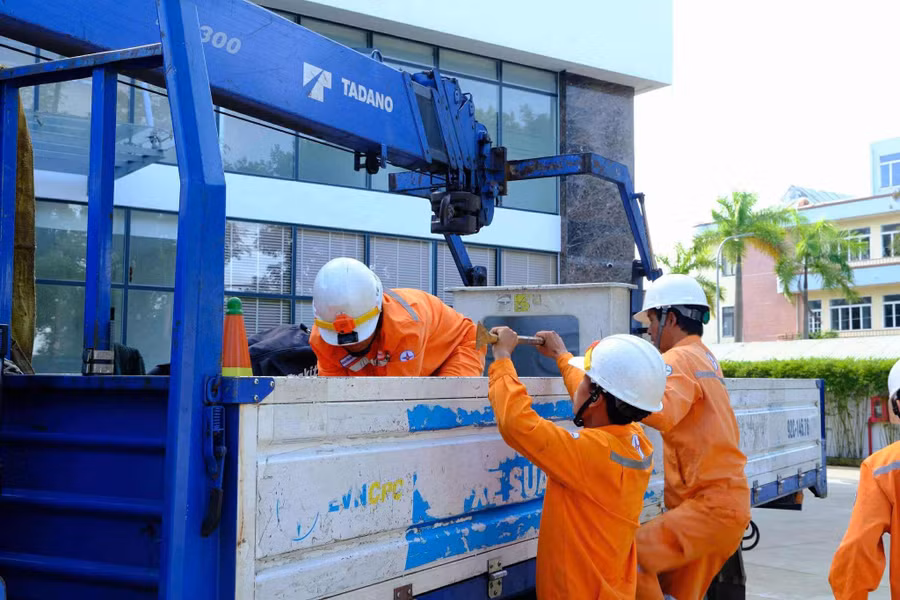 EVNCPC đưa nhân lực khôi phục cấp điện sau bão Kalmaegi.