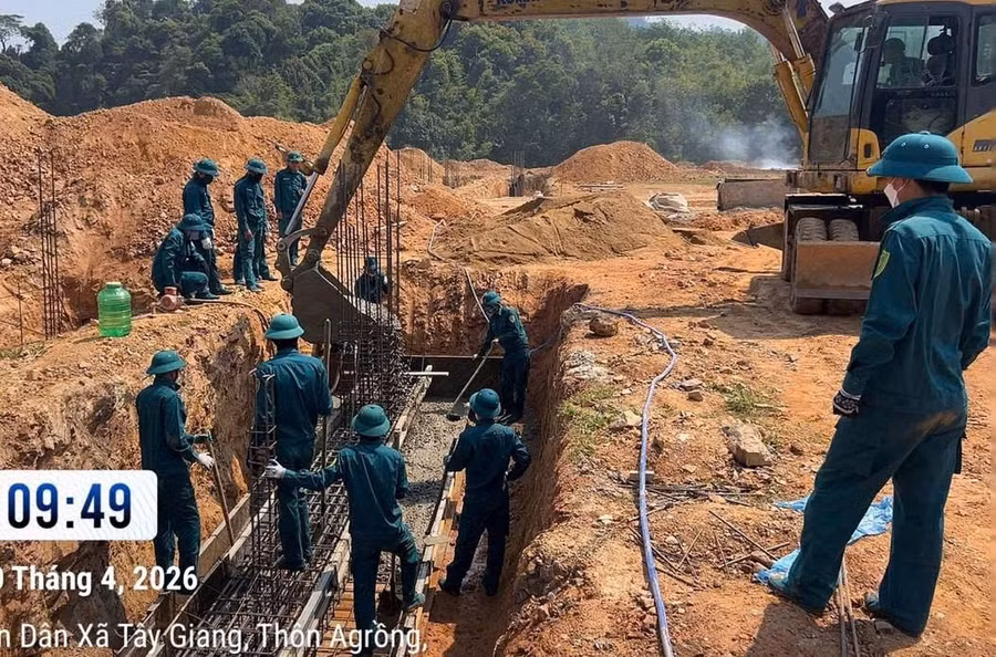 Cán bộ, chiến sĩ, bộ đội Bộ Chỉ huy Quân sự TP Đà Nẵng hỗ trợ thi công trường nội trú biên giới. Ảnh: Bộ đội