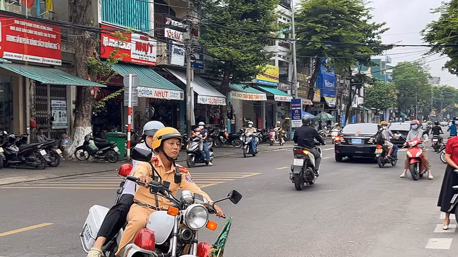 Thượng úy Huỳnh Tấn Tây dùng xe chuyên dụng đưa thí sinh đến Điểm thi kịp thời.