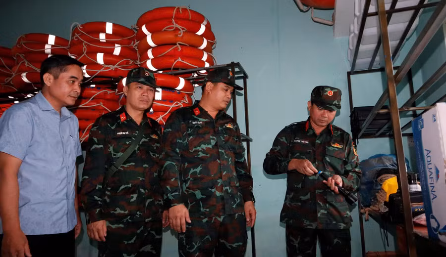 Kiểm tra lực lượng, phương tiện ứng phó mưa lớn. Ảnh: Quang Cường, Bộ Chỉ huy Quân sự TP Đà Nẵng