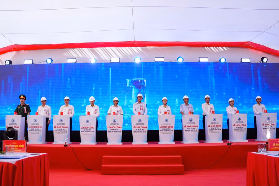 Các đại biểu thực hiện nghi thức khởi công dự án. Ảnh: T.C