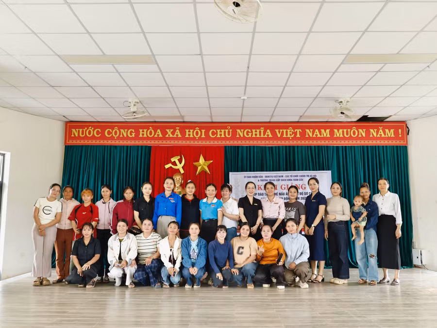 Học viên lớp kỹ thuật chế biến món ăn. lop-nau-an.jpg