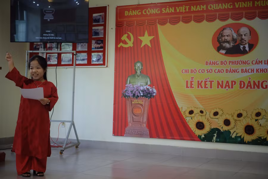 Đảng viên tuyên thệ trong Lễ kết nạp Đảng.