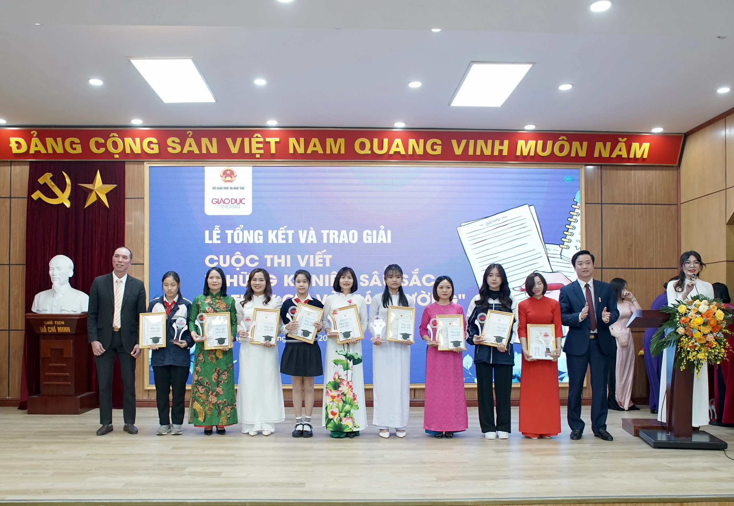 Ông Đặng Văn Bình - Phó Cục trưởng Cục Nhà giáo và cán bộ quản lý, Bộ GD&amp;ĐT và ông Đỗ Đức Quế - Phó Vụ trưởng Vụ Giáo dục Trung học, Bộ GD&amp;ĐT trao giải Khuyến khích cho các tác giả có tác phẩm đoạt giải.