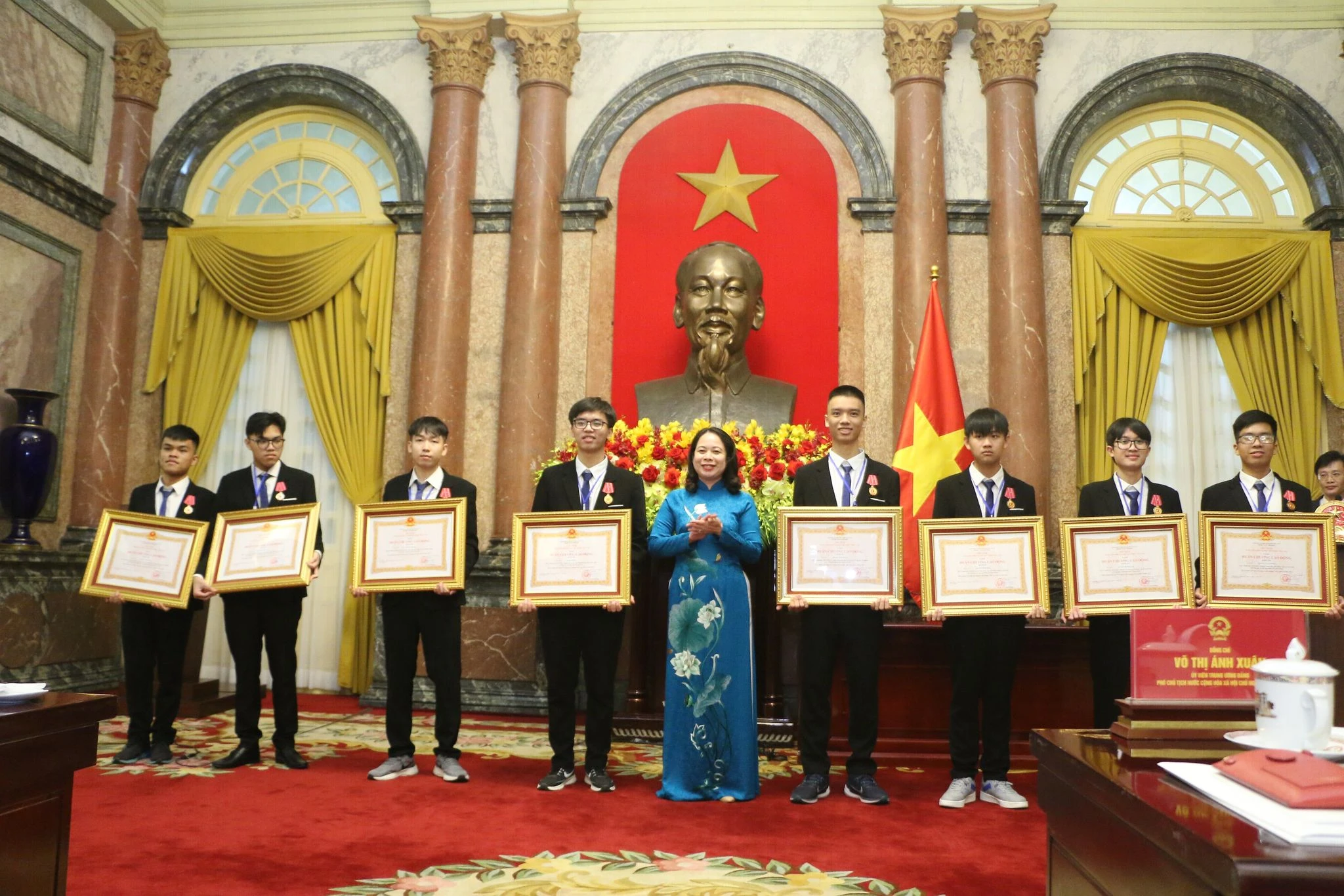 Phó Chủ tịch nước Võ Thị Ánh Xuân đã trao Huân chương Lao động hạng Ba cho các em học sinh. Phó Chủ tịch nước Võ Thị Ánh Xuân đã trao Huân chương Lao động hạng Ba cho các em học sinh.
