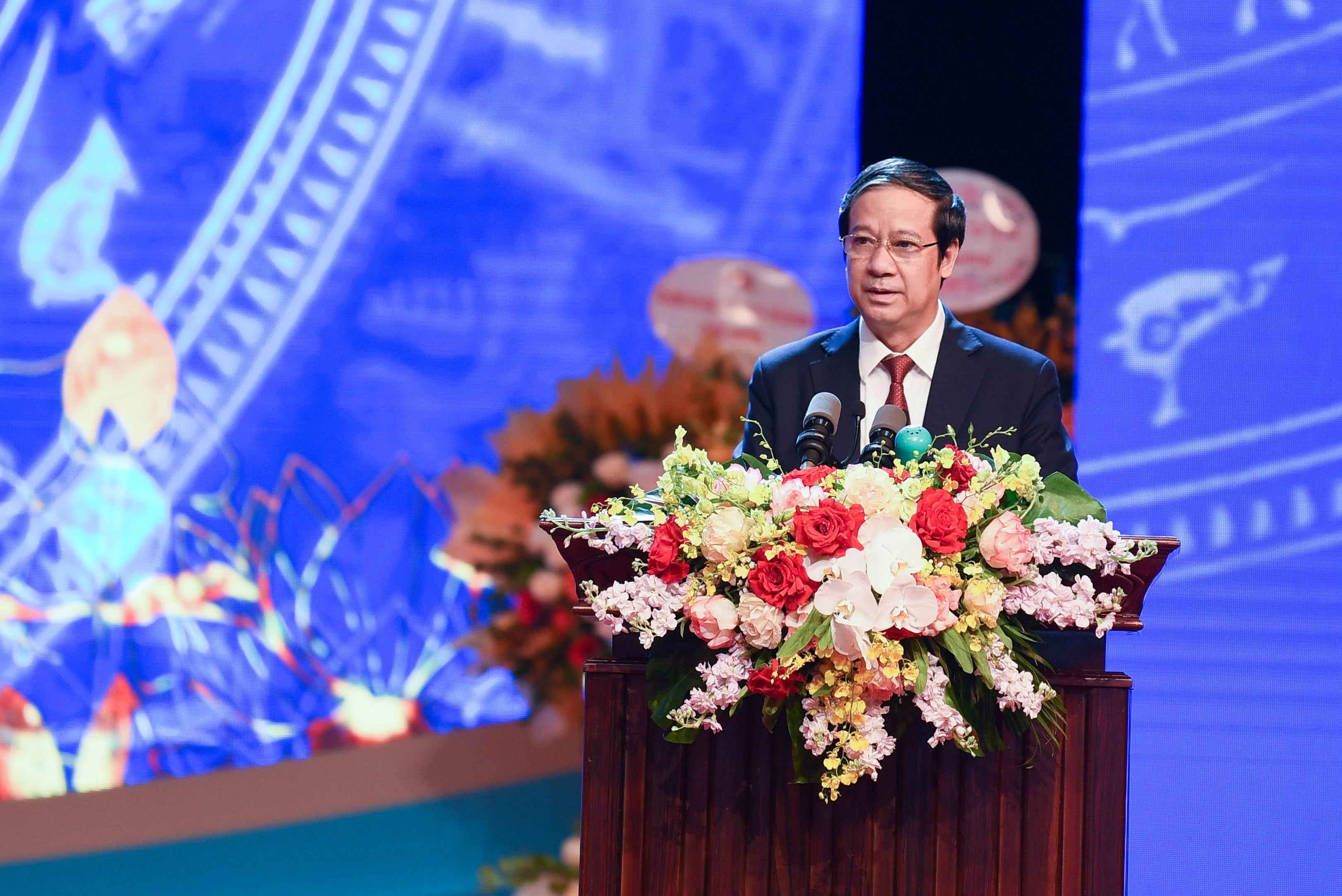 Ủy viên Ban chấp hành Trung ương Đảng, Bí thư Ban Cán sự Đảng, Bộ trưởng Bộ Giáo dục và Đào tạo Nguyễn Kim Sơn phát biểu tại lễ kỷ niệm 40 năm Ngày Nhà giáo Việt Nam 20/11.