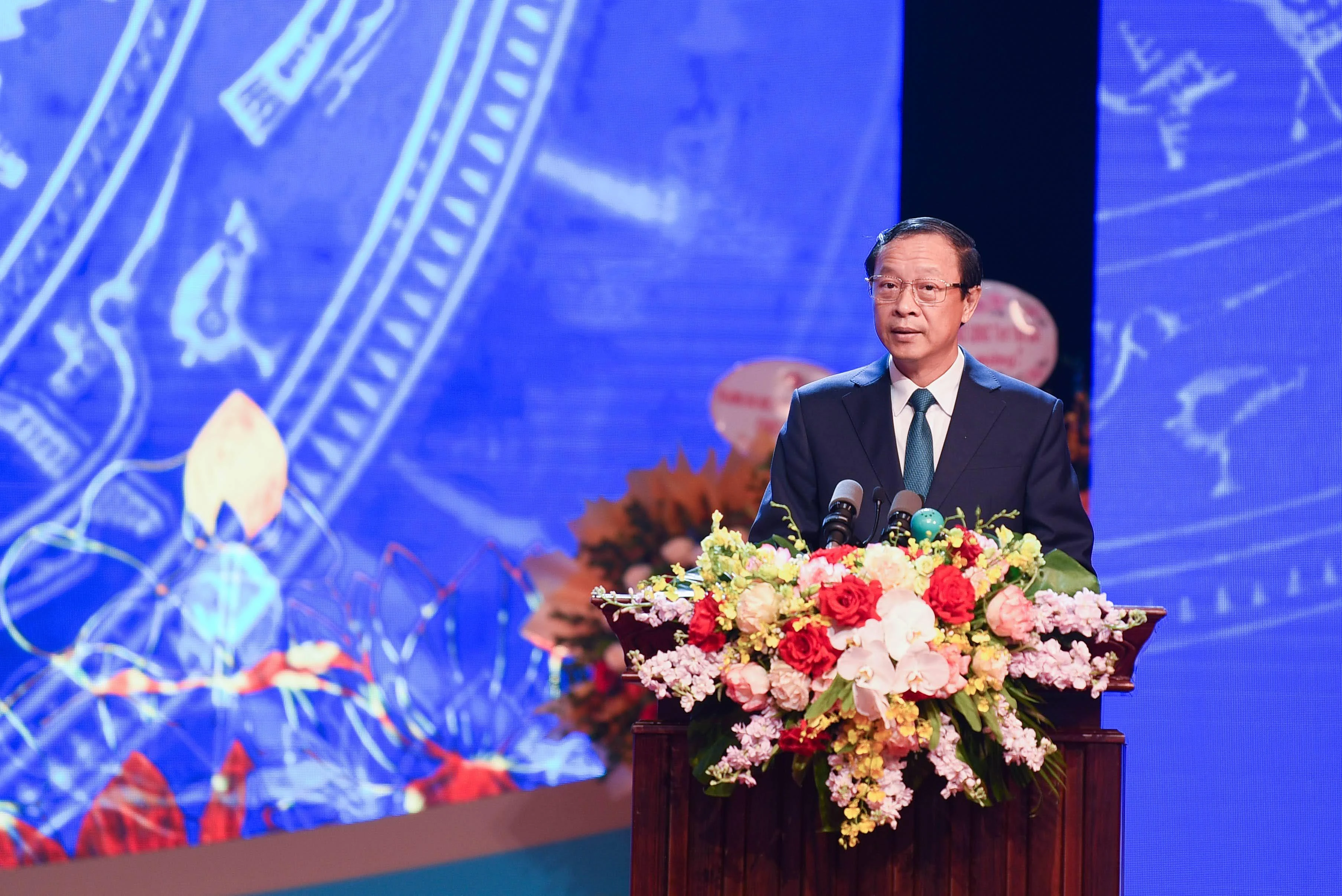 Thứ trưởng Bộ Giáo dục và Đào tạo Phạm Ngọc Thưởng điều hành Lễ kỷ niệm 40 năm ngày Nhà giáo Việt Nam 20/11.