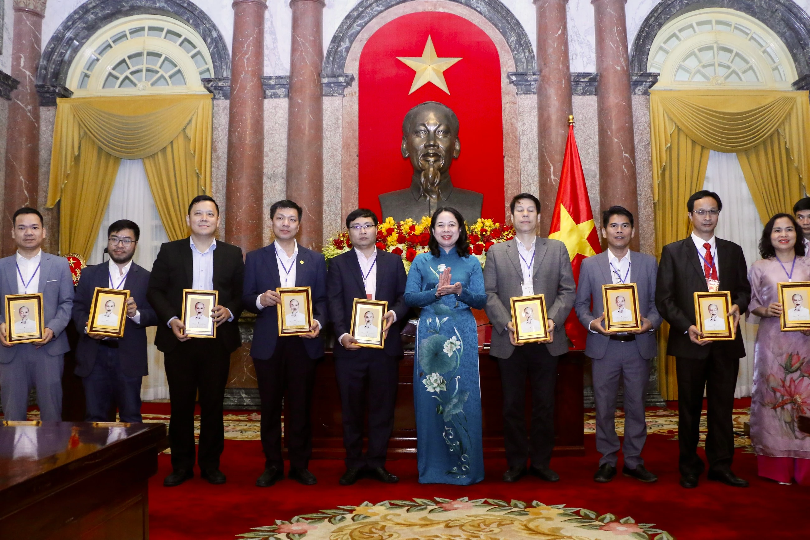Phó Chủ tịch nước Võ Thị Ánh Xuân gửi quà tặng cho các tập thể, giáo viên và các em học sinh đoạt giải. Phó Chủ tịch nước Võ Thị Ánh Xuân gửi quà tặng cho các tập thể, giáo viên và các em học sinh đoạt giải.