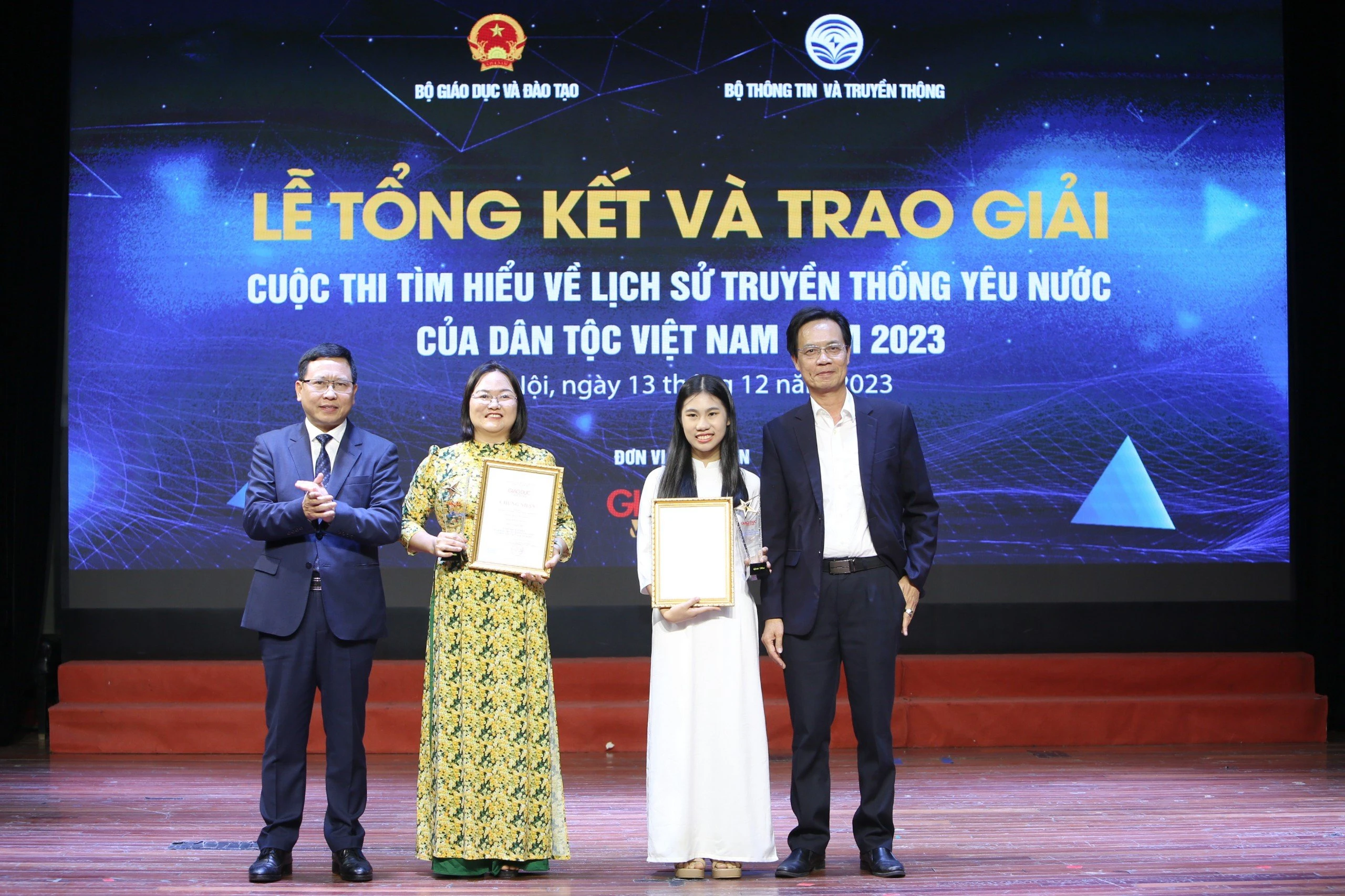 Ông Nguyễn Danh Tiên - Viện trưởng Viện Lịch sử Đảng, Học viện Chính trị Quốc gia Hồ Chí Minh và ông Trần Văn Đạt - Vụ trưởng Vụ Giáo dục Chính trị và Công tác học sinh sinh viên trao giải Nhì.