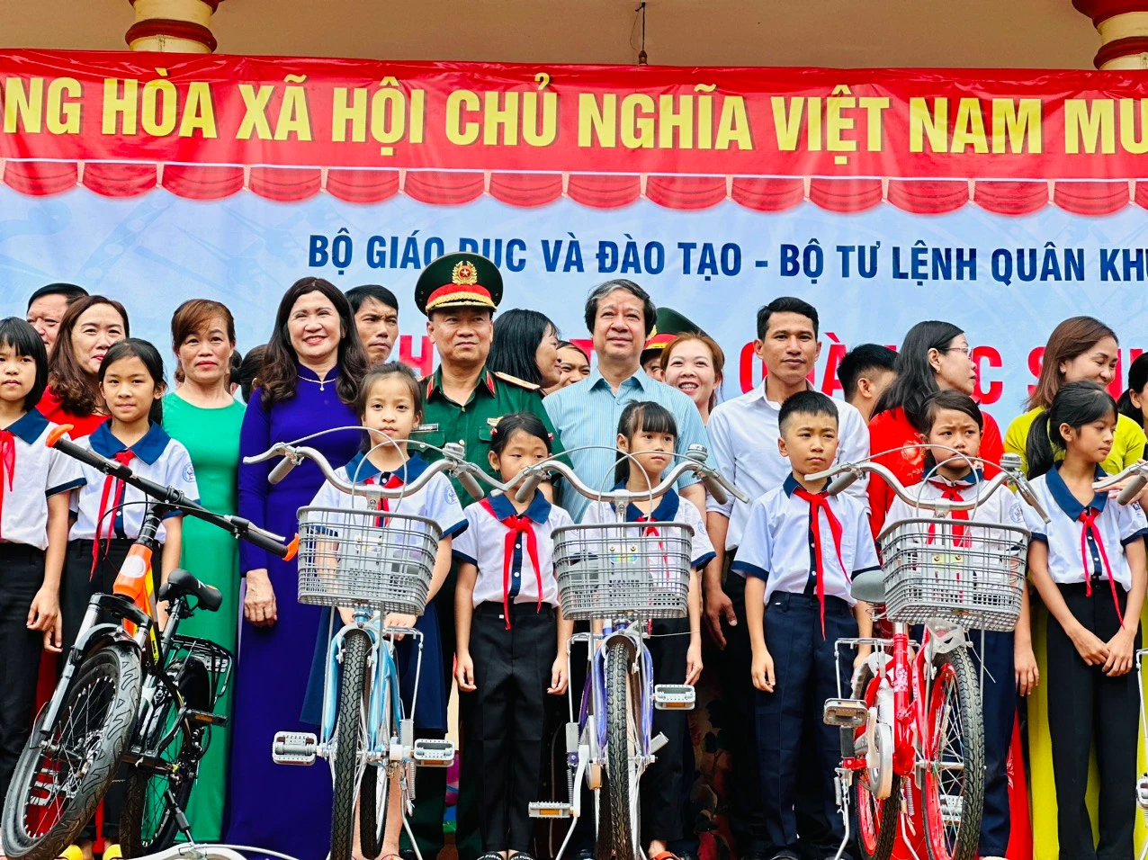 Bộ trưởng Nguyễn Kim Sơn và Trung tướng Thái Đại Ngọc, Tư lệnh Quân khu 5 tặng quà cho học sinh Trường Tiểu học Nơ Trang Lơng, huyện Đắk Glong, tỉnh Đắk Nông.