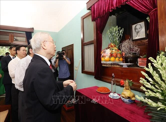 Tổng Bí thư Nguyễn Phú Trọng dâng hương tưởng niệm Chủ tịch Hồ Chí Minh tại Nhà 67.