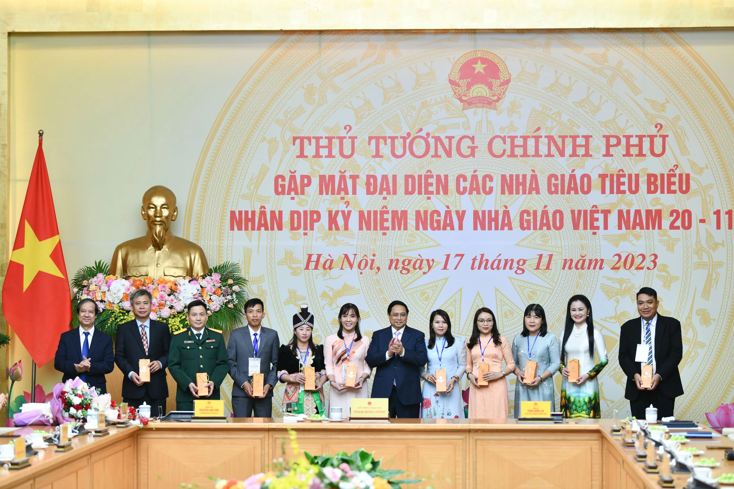 Thủ tướng Chính phủ Phạm Minh Chính đã trao quà lưu niệm tới 10 thầy cô giáo đại diện cho các nhà giáo tiêu biểu, thầy cô giáo và cán bộ quản lý trên cả nước.
