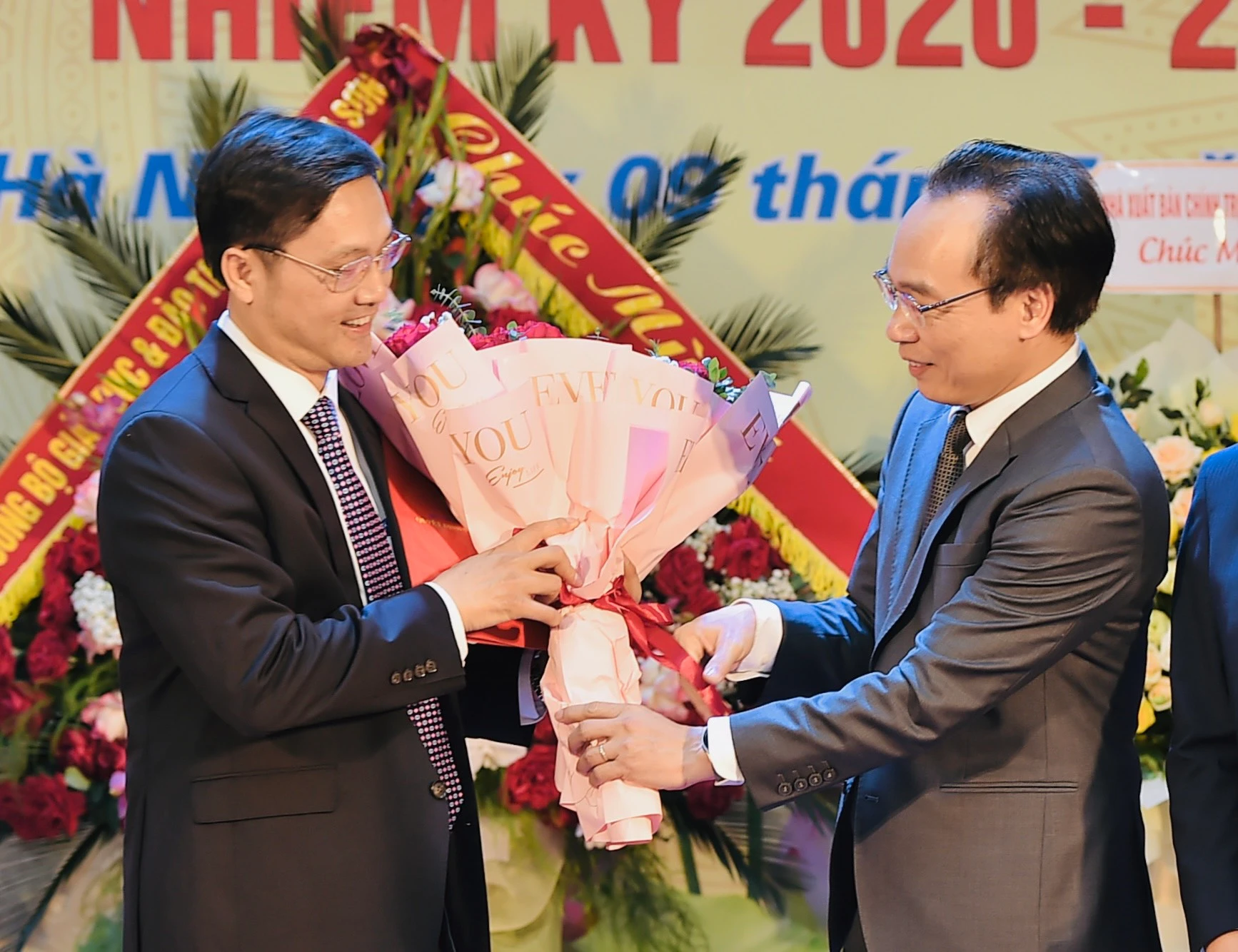 Thứ trưởng Bộ GD&amp;ĐT Hoàng Minh Sơn tặng hoa chúc mừng tân Giám đốc Học viện Quản lý giáo dục