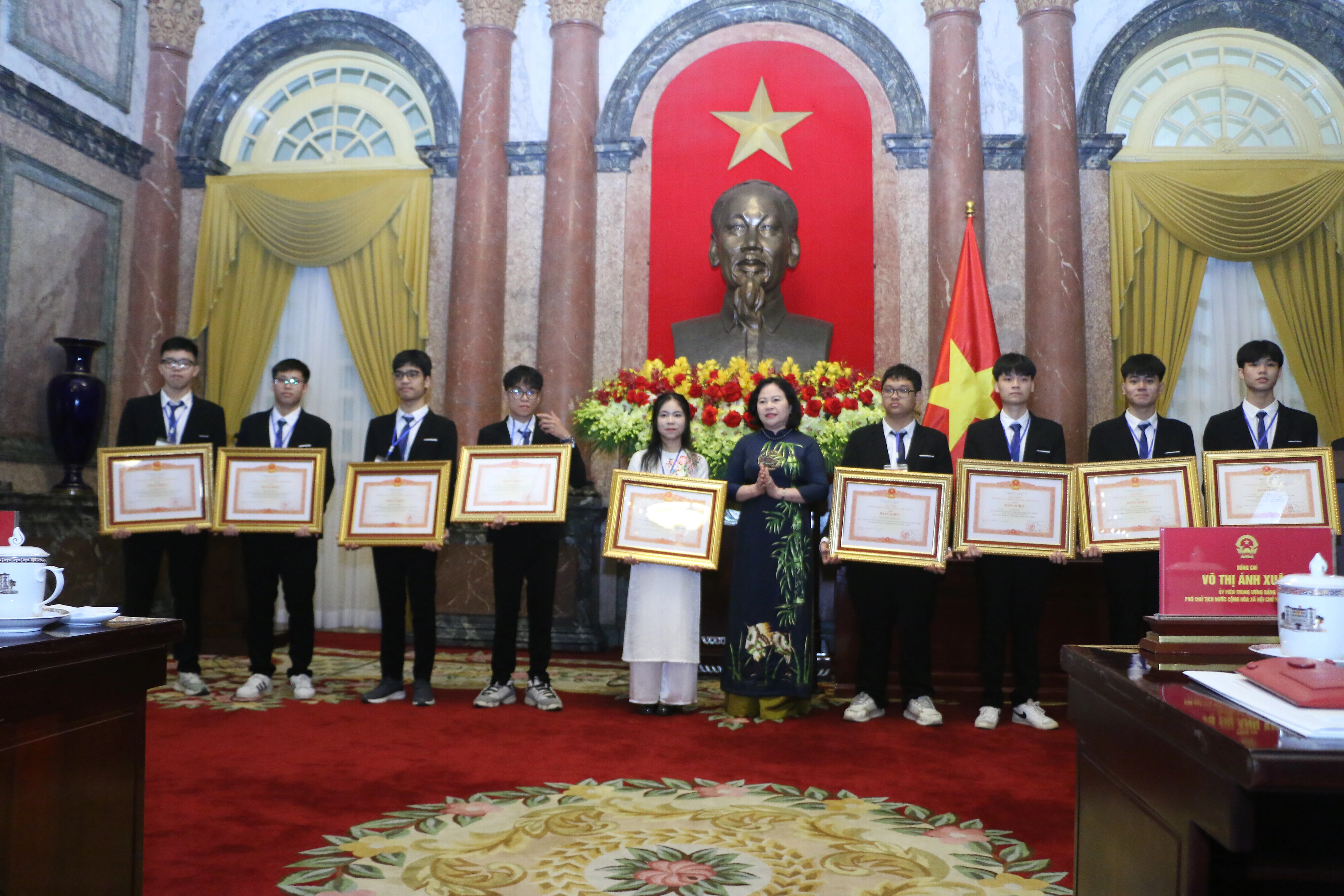 Thứ trưởng Bộ GD&ĐT Ngô Thị Minh trao Bằng khen của Thủ tướng Chính phủ cho các học sinh. Thứ trưởng Bộ GD&ĐT Ngô Thị Minh trao Bằng khen của Thủ tướng Chính phủ cho các học sinh.