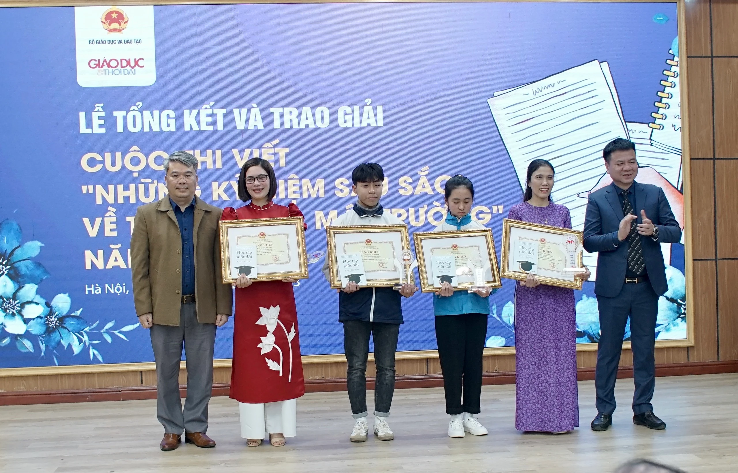 Nhà báo Triệu Ngọc Lâm - Tổng Biên tập Báo Giáo dục và Thời đại và ông Phạm Quỳnh, Phó Tổng Biên tập Nhà xuất bản Giáo dục Việt Nam trao giải cho các tác giả có tác phẩm đạt giải Nhì.