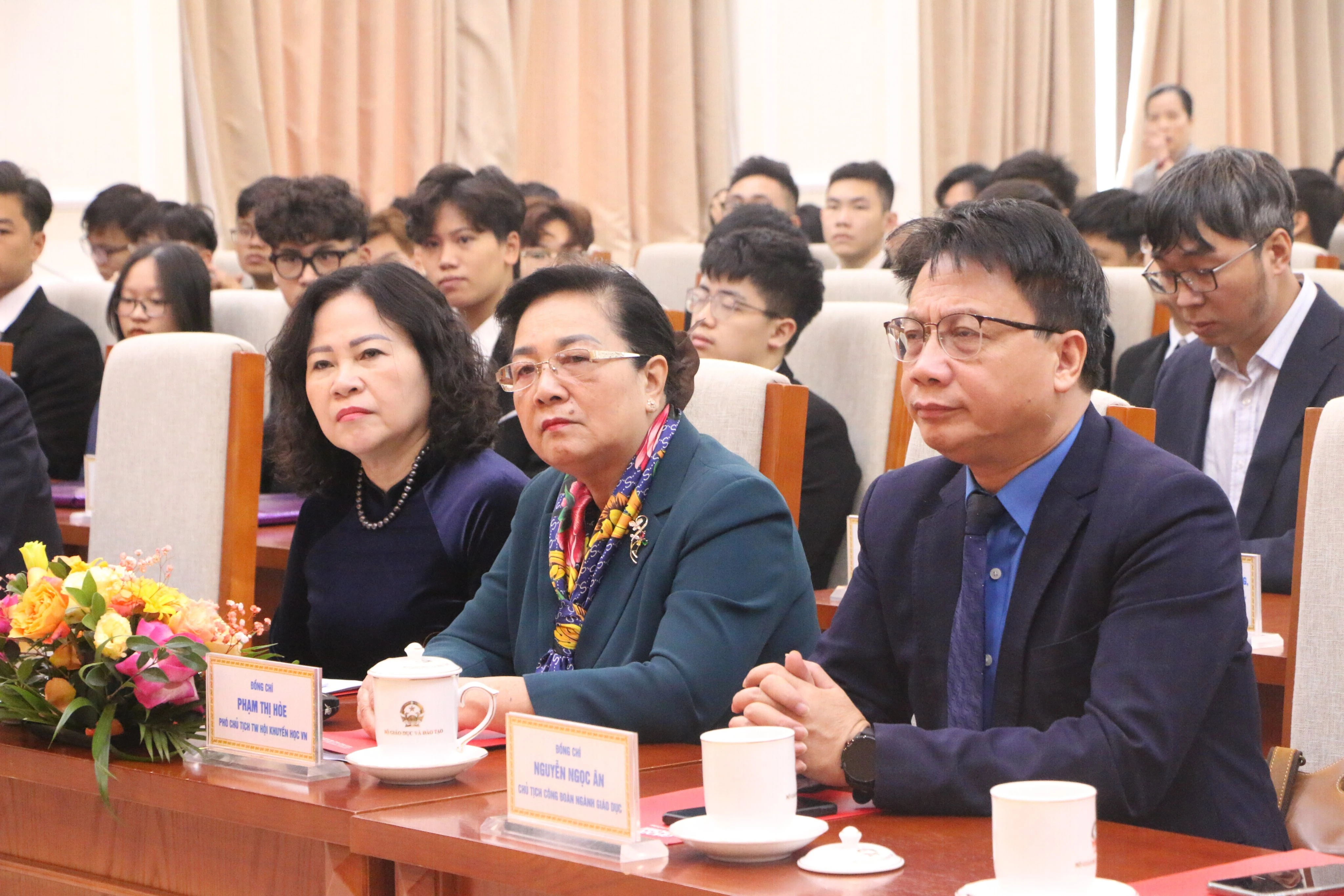Thứ trưởng Bộ Giáo dục và Đào tạo Ngô Thị Minh (ngoài cùng bên trái); Bà Phạm Thị Hòe, Phó Chủ tịch TW Hội Khuyến học Việt Nam và Ông Nguyễn Ngọc Ân, Chủ tịch Công đoàn Giáo dục Việt Nam dự buổi lễ. Thứ trưởng Bộ Giáo dục và Đào tạo Ngô Thị Minh (ngoài cùng bên trái); Bà Phạm Thị Hòe, Phó Chủ tịch TW Hội Khuyến học Việt Nam và Ông Nguyễn Ngọc Ân, Chủ tịch Công đoàn Giáo dục Việt Nam dự buổi lễ.