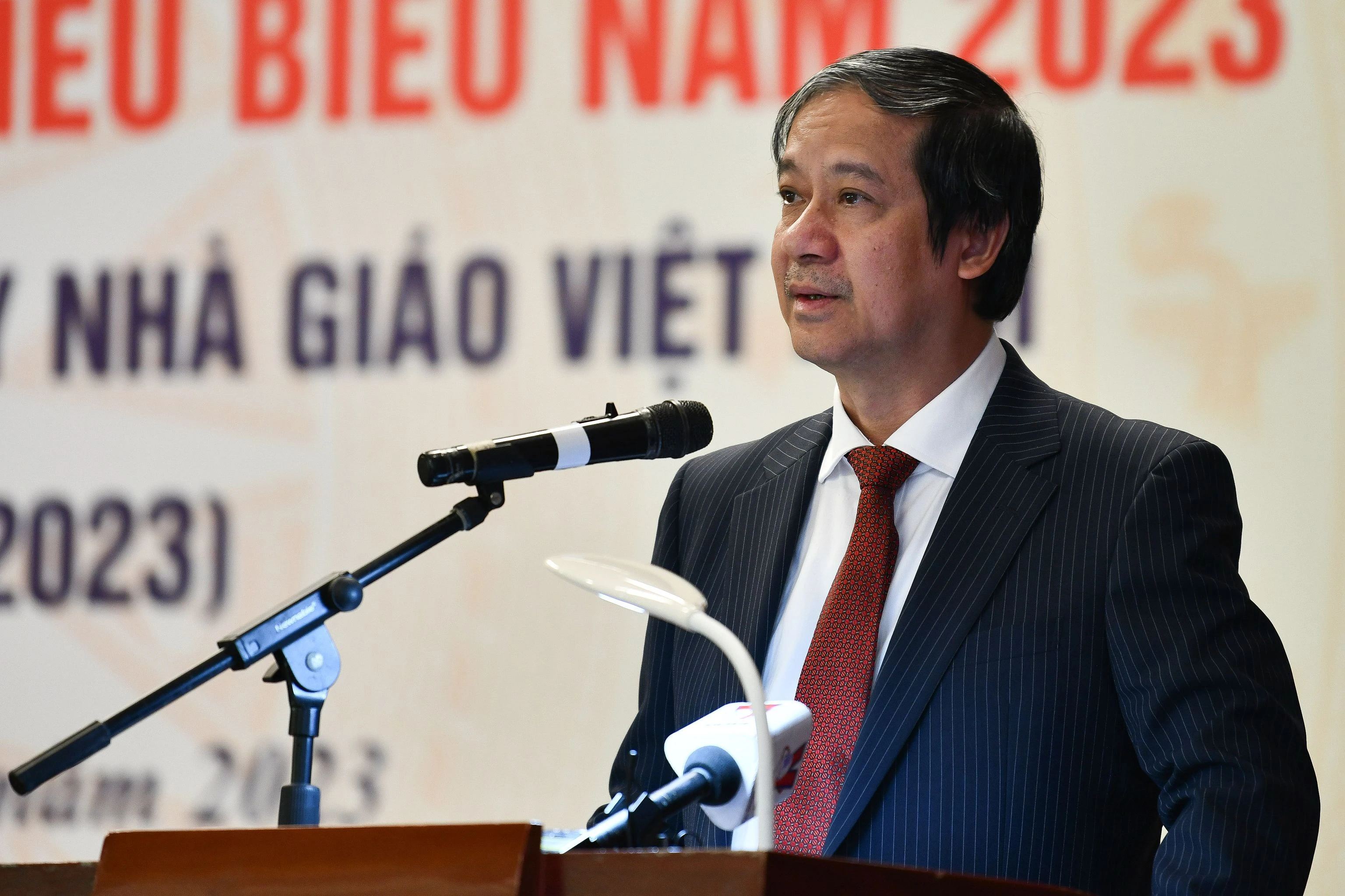 Bộ trưởng Bộ GD&ĐT Nguyễn Kim Sơn gửi lời chúc mừng tốt đẹp nhất đến các thầy, cô giáo trên cả nước. Bộ trưởng Bộ GD&ĐT Nguyễn Kim Sơn gửi lời chúc mừng tốt đẹp nhất đến các thầy, cô giáo trên cả nước.