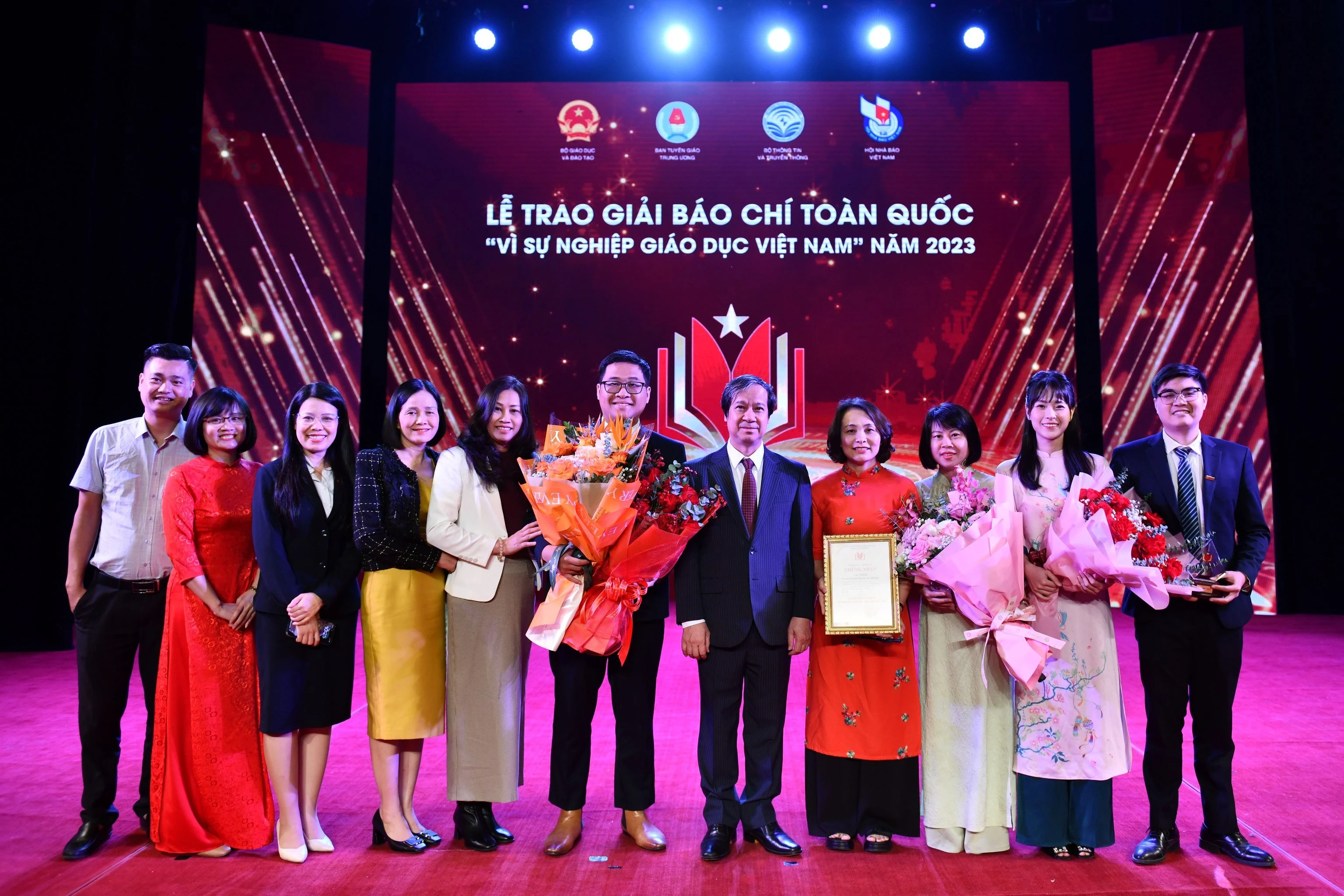 Bộ trưởng Bộ GD&ĐT Nguyễn Kim Sơn và một số tác giả đạt giải Báo chí "Vì sự nghiệp Giáo dục Việt Nam" năm 2023. Bộ trưởng Bộ GD&ĐT Nguyễn Kim Sơn và một số tác giả đạt giải Báo chí "Vì sự nghiệp Giáo dục Việt Nam" năm 2023.