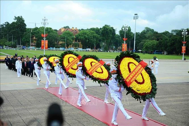 Vòng hoa của Đoàn mang dòng chữ "Đời đời nhớ ơn Chủ tịch Hồ Chí Minh vĩ đại".
