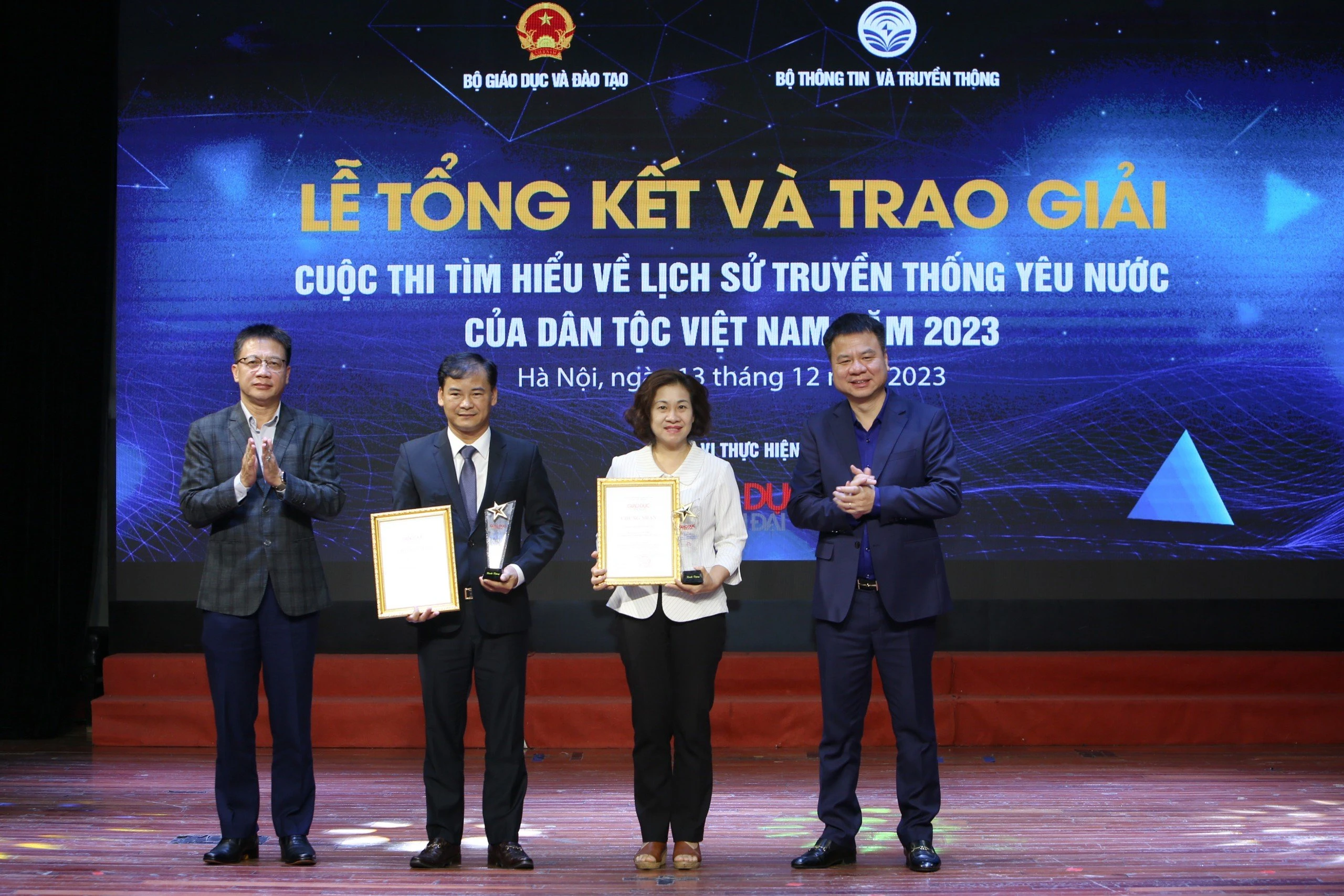 Ông Nguyễn Ngọc Ân - Chủ tịch Công đoàn Giáo dục Việt Nam và nhà báo Triệu Ngọc Lâm - Tổng biên tập Báo Giáo dục và Thời đại trao giải tập thể cho hai đơn vị.