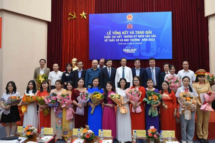 Tổng kết và trao giải Cuộc thi viết "Những kỉ niệm sâu sắc về thầy cô và mái trường". Tổng kết và trao giải Cuộc thi viết "Những kỉ niệm sâu sắc về thầy cô và mái trường".