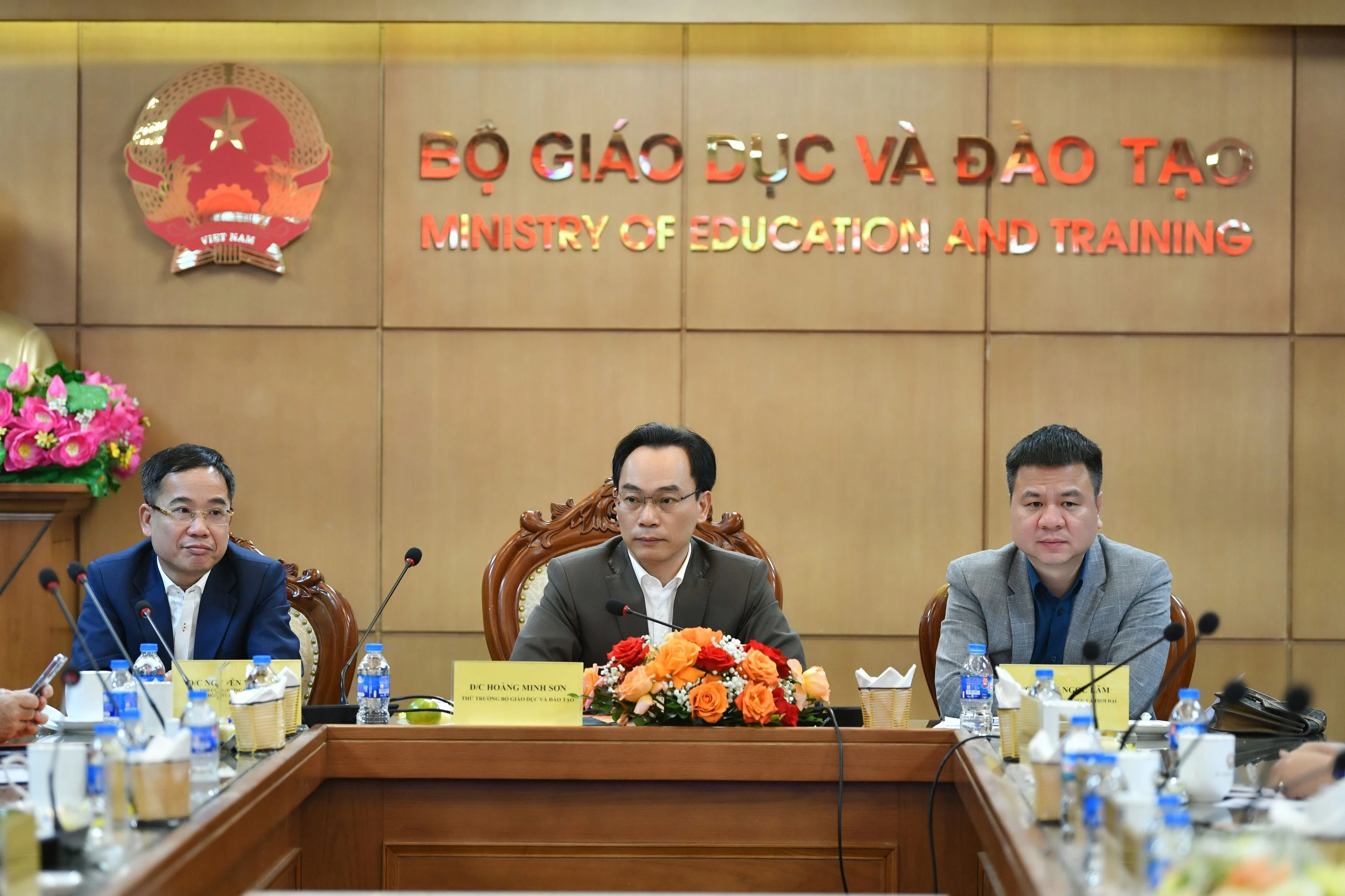 Ông Hoàng Minh Sơn - Thứ trưởng Bộ GD&amp;ĐT; ông Nguyễn Văn Hiếu - Phó Cục trưởng Cục Báo chí, Bộ TT&amp;TT và Nhà báo Triệu Ngọc Lâm - Tổng Biên tập Báo Giáo dục và Thời đại đồng chủ trì buổi họp báo.