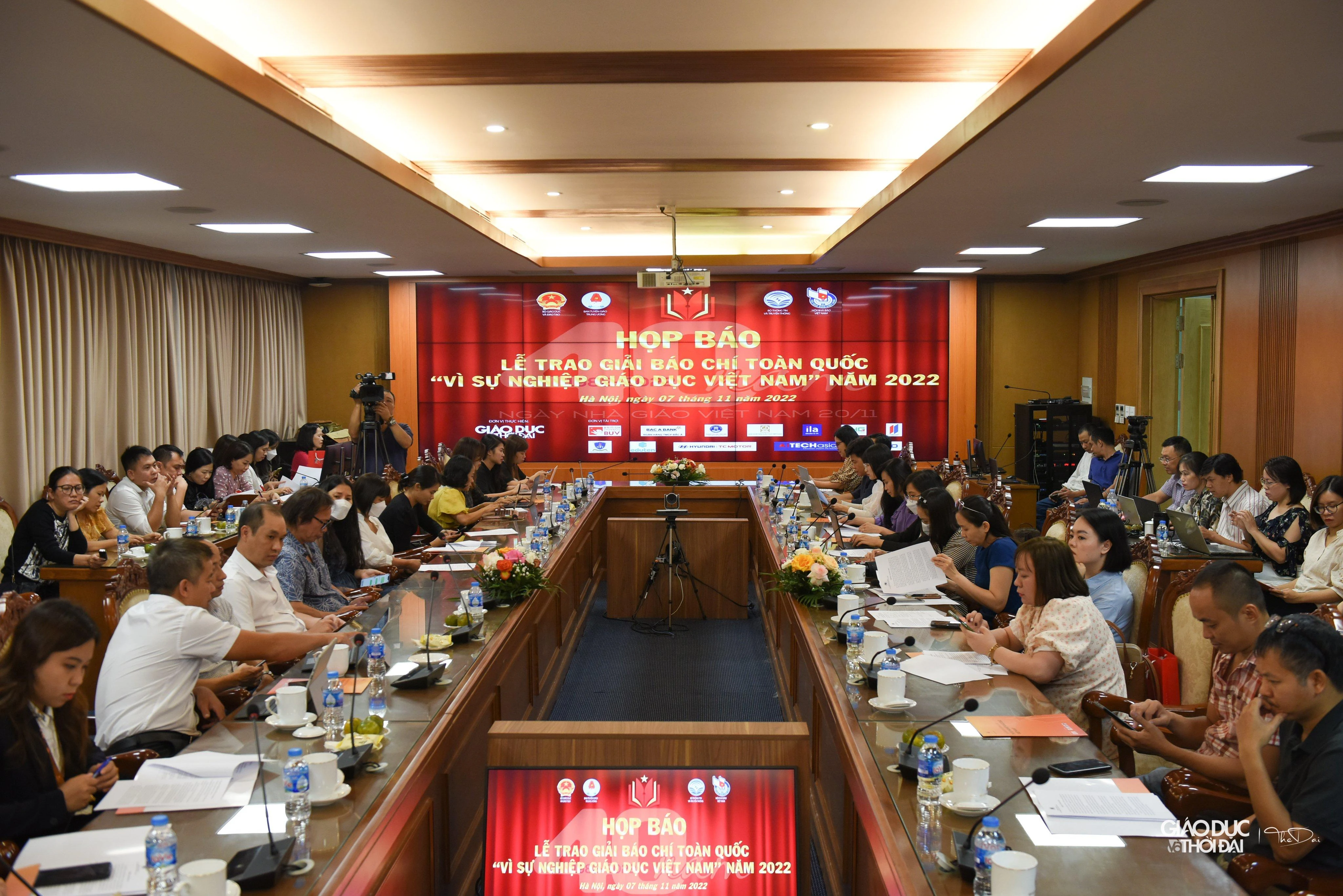 Quang cảnh buổi họp báo. Quang cảnh buổi họp báo.