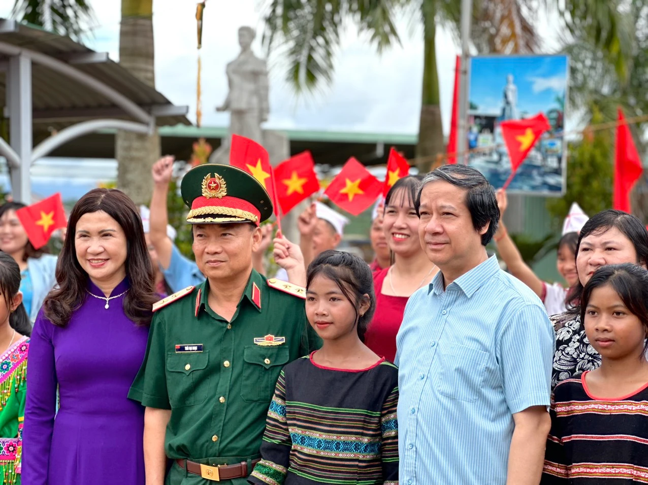 Bộ trưởng Nguyễn Kim Sơn và Trung tướng Thái Đại Ngọc, Tư lệnh Quân khu 5 chụp ảnh lưu niệm cùng cô trò của tỉnh Đắk Nông.
