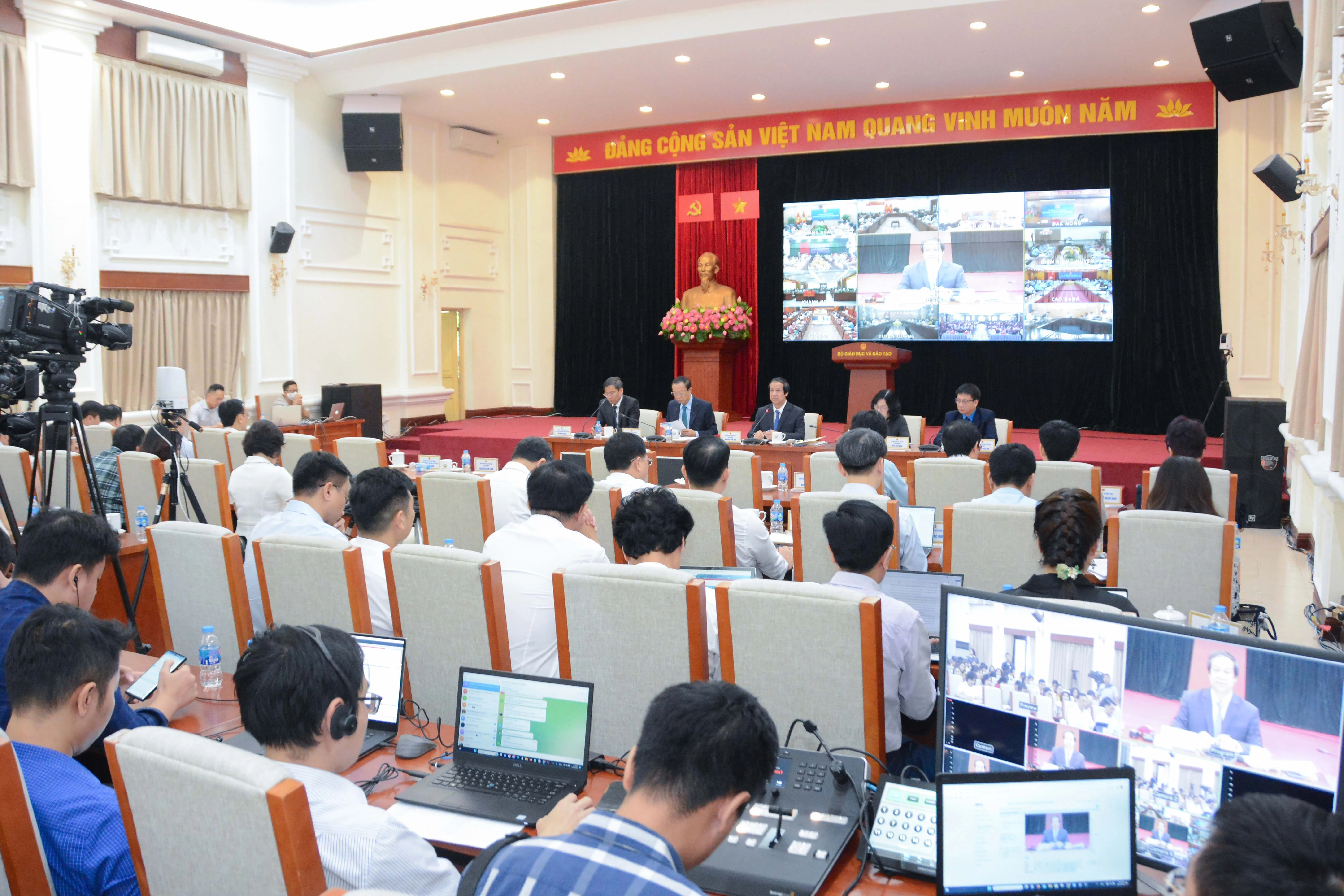 Bộ trưởng Bộ GD&ĐT gặp gỡ nhà giáo, cán bộ quản lý, nhân viên ngành Giáo dục ảnh 39