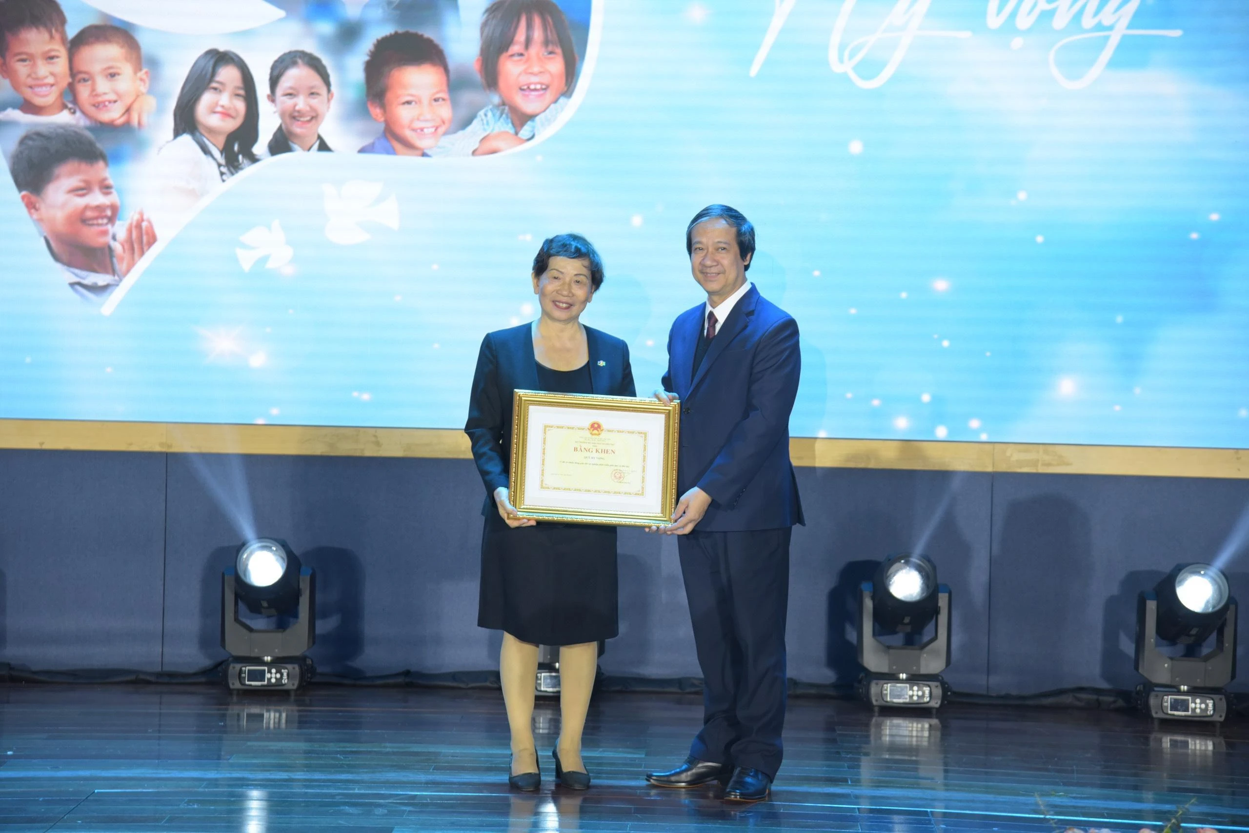Bà Trương Thanh Thanh, Chủ tịch Hội đồng quản lý Quỹ thay mặt Quỹ Hy vọng nhận Bằng khen từ Bộ trưởng Bộ GD&amp;ĐT Nguyễn Kim Sơn.
