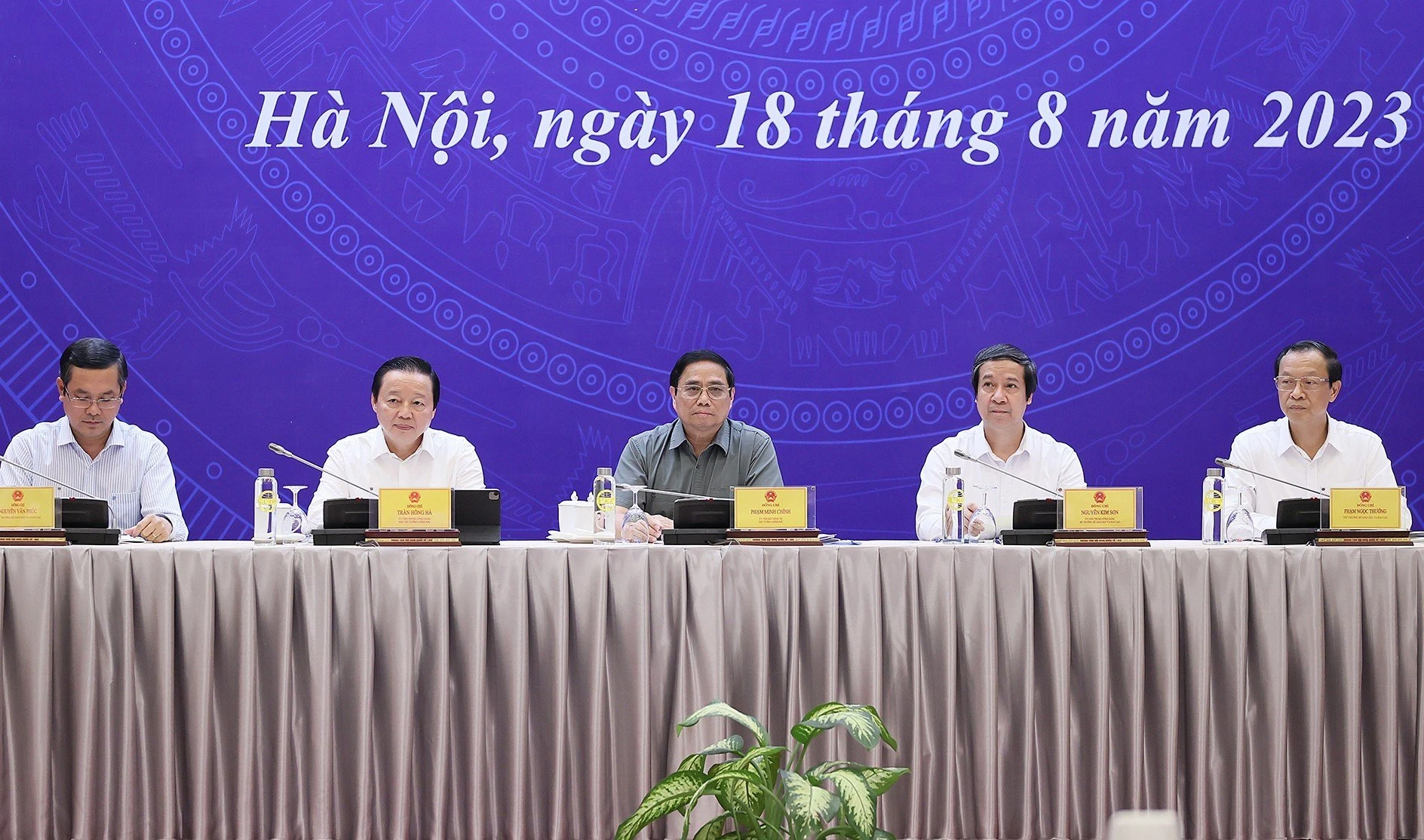 Thủ tướng Chính phủ Phạm Minh Chính; Phó Thủ tướng Chính phủ Trần Hồng Hà; Bộ trưởng Bộ GD&amp;ĐT Nguyễn Kim Sơn, các Thứ trưởng: Nguyễn Văn Phúc, Phạm Ngọc Thưởng chủ trì Hội nghị.