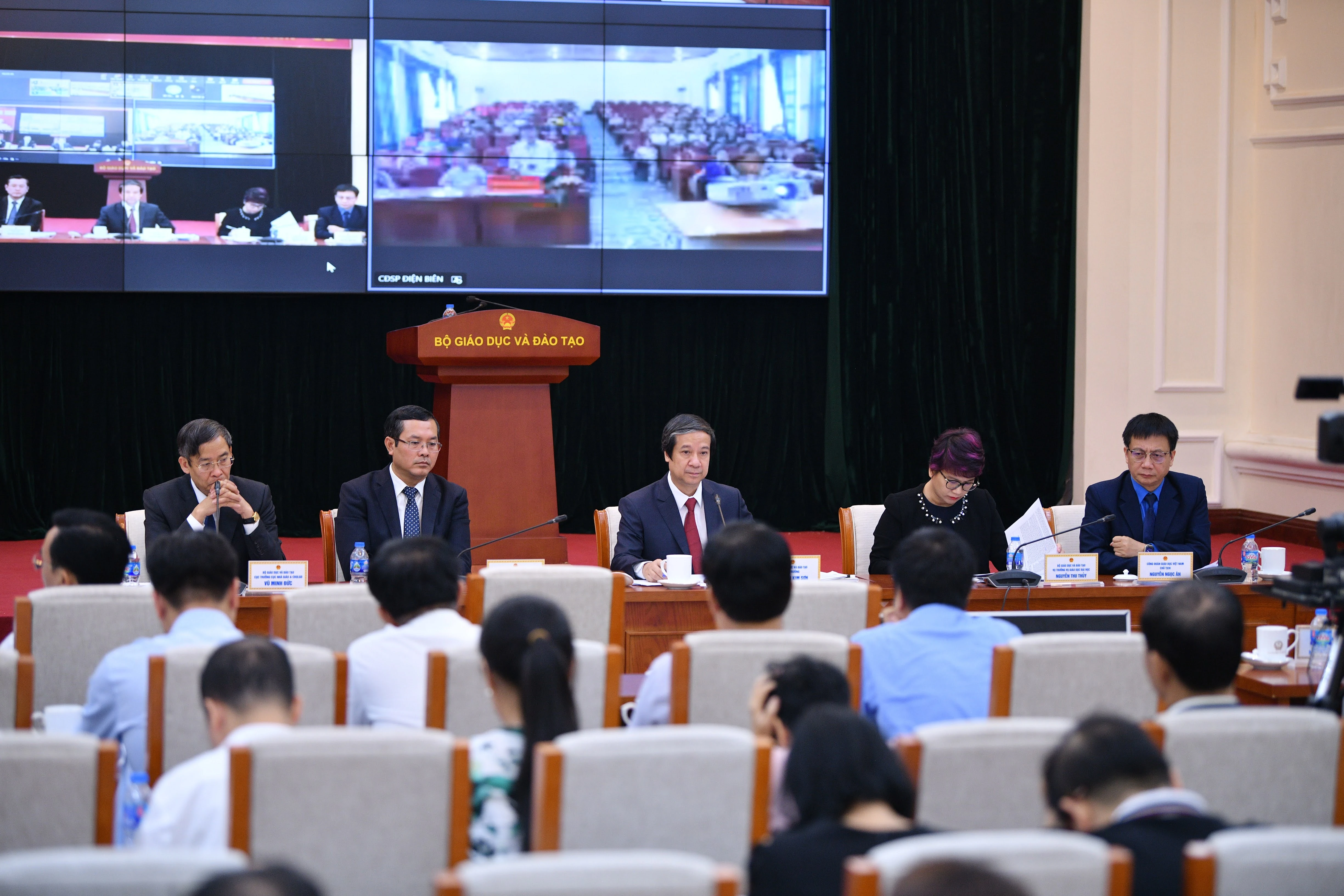 Các đại biểu tại điểm cầu Bộ Giáo dục và Đạo tạo lắng nghe ý kiến trao đổi từ điểm cầu của các đại học, trường đại học, cao đẳng Sư phạm.
