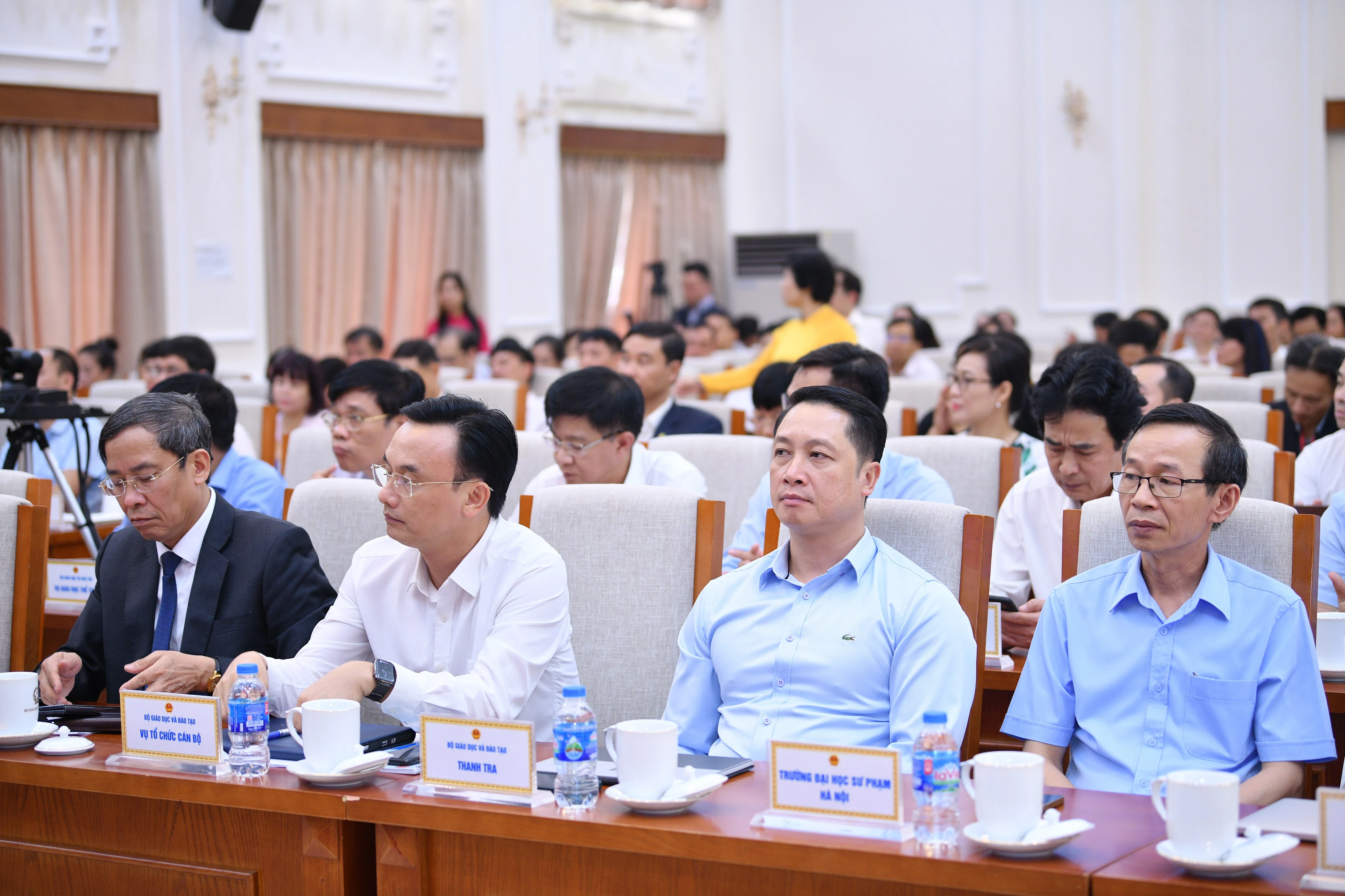 Các đại biểu tham dự buổi gặp gỡ tại điểm cầu chính đặt tại trụ sở cơ quan Bộ GD&amp;ĐT, kết nối với hơn 400 điểm cầu của các đại học, trường đại học.
