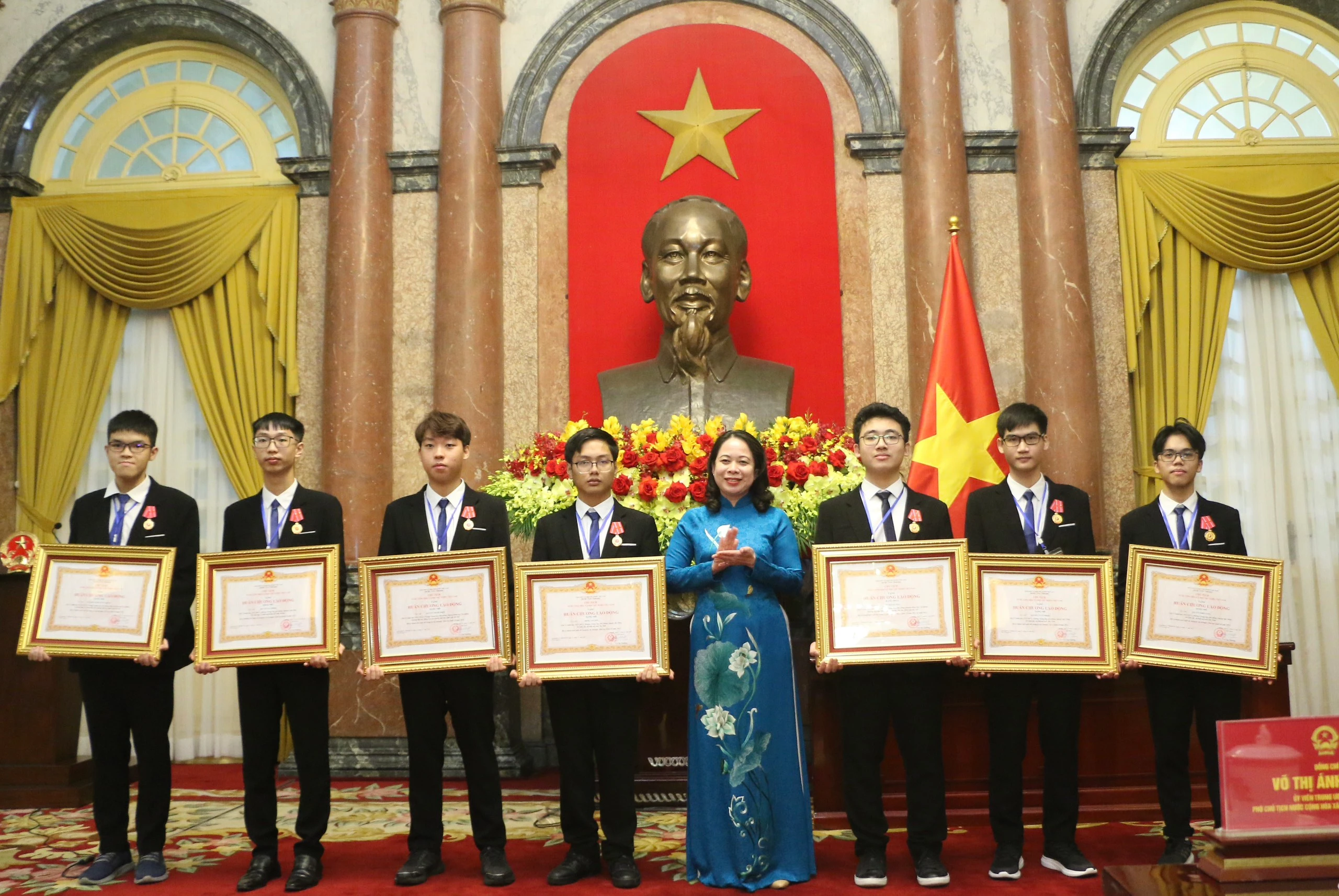Phó Chủ tịch nước Võ Thị Ánh Xuân đã trao Huân chương Lao động hạng Nhất và hạng Nhì cho các em học sinh. Phó Chủ tịch nước Võ Thị Ánh Xuân đã trao Huân chương Lao động hạng Nhất và hạng Nhì cho các em học sinh.